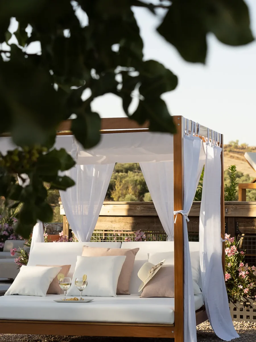 5 Tendencias en Mobiliario Outdoor para Hoteles en 2026