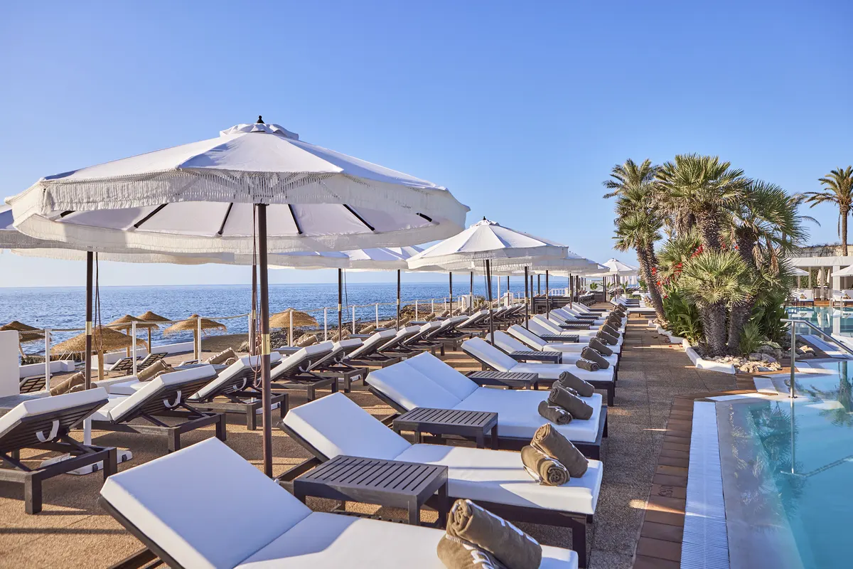 5 Tendencias en Mobiliario Outdoor para Hoteles en 2026