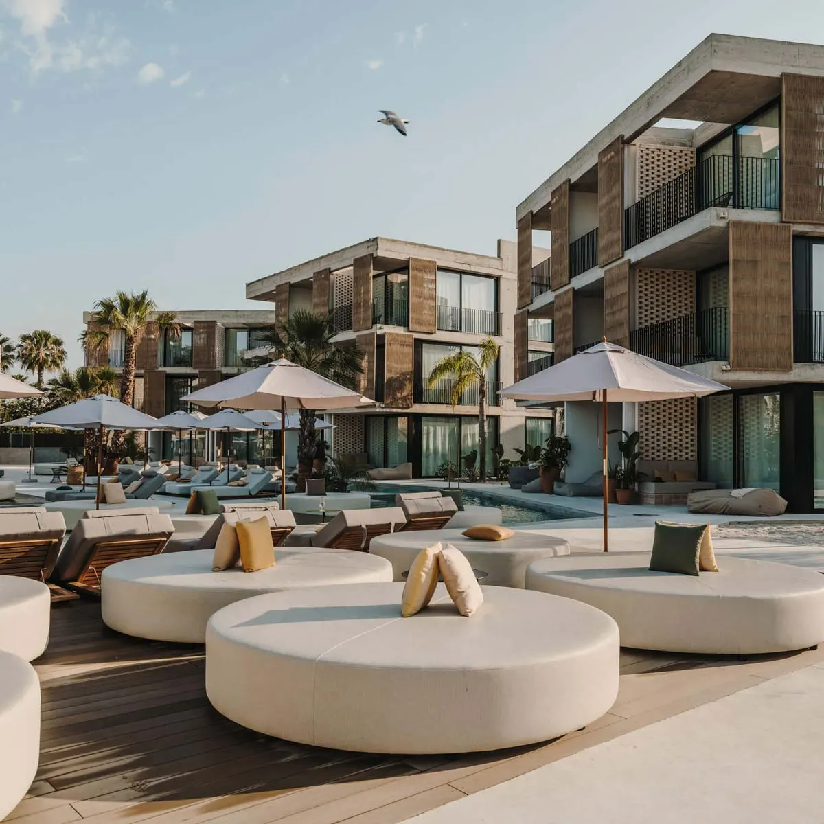 Tendencia de mobiliario outdoor para hoteles 2026.