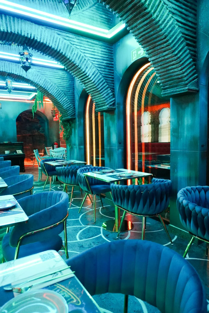 mobiliario restaurante saiko granada amore yugen taburetes bancadas tapizados