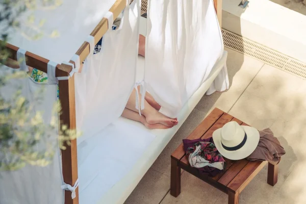 mobiliario exterior hotel mallorca cala dor tumbonas madera piscina